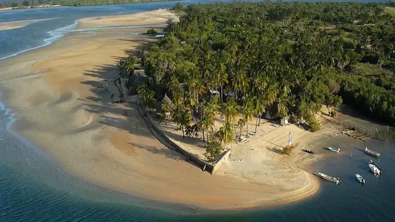 Manda Island: Barefoot Escape